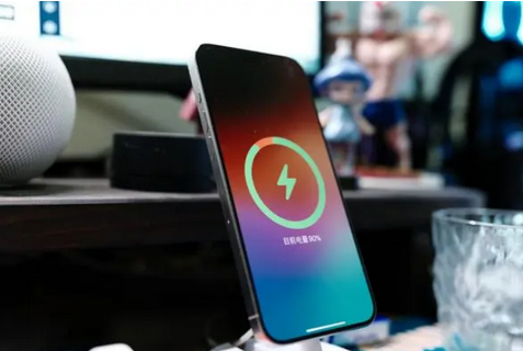 东辽苹果15换屏服务分享用什么充电器给iPhone15充电更好 
